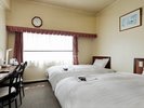ツイン ホテル専用壁掛け43型スマートテレビを導入 ベッドはシモンズベッドを使用