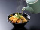 かつ出汁茶漬け:鹿児島市長賞を頂いた熟成ロースかつ出汁茶漬け ゆず胡椒を入れてお召し上がりください。