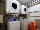 コインランドリー:3階にございます。乾燥機はガス式のため早く、きれいに仕上がります