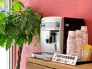 自家焙煎の無料サービスのコーヒー:宿泊者専用無料コーヒーをどうぞ。