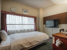 シングル ホテル専用壁掛け43型スマートテレビを導入 ベッドはシモンズベッドを使用