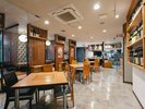 六白亭店内:明るく清潔な六白亭の店内