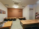 六白亭店内:明るく清潔な六白亭の店内
