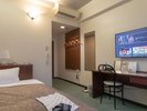 シングルホテル専用壁掛け43型スマートテレビを導入ベットはシモンズベットを使用
