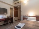 シングル ホテル専用壁掛け43型スマートテレビを導入 ベッドはシモンズベッドを使用
