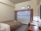 シングル ホテル専用壁掛け43型スマートテレビを導入 ベッドはシモンズベッドを使用