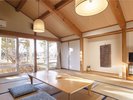 庭に面した心地よい和室。大きな窓から蓼科の自然を眺めながら、ゆったりとお寛ぎいただけます。