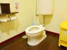 公共スペースにはお子様用トイレやベビーベッドをご用意。お部屋のおトイレにもお子様便座貸出できます。