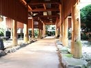 お部屋と続く回廊は和風木材の温もりを感じて頂けます。