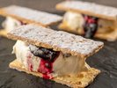 サクサクのパイに、ハスカップソースをまとったレアチーズムースをサンド。甘酸っぱい味わいがアクセント。