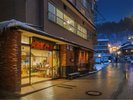 【蔵王温泉 吉田屋】歴史ある高湯通りに面した立地。湯めぐりや散策に便利です。
