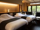 露天風呂付洋室【草原】フローリング+ベッドの客室となります。