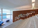 海へとつづく大きな本棚。