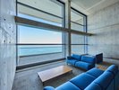 海を眺めながら、静かにくつろぐ時間を。