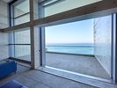 ロビーから望む、海と空が溶け合う黄昏の景色。