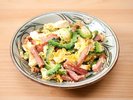 「ゴーヤチャンプルー」を食べて沖縄観光!※イメージ