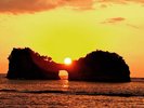 円月島と夕日の2ショット♪