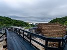 明礬地獄遊歩道からの景色。明礬橋が日常と非日常を分ける。