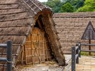 立ち並ぶ湯の花小屋は江戸時代から続く伝統。明礬温泉のシンボル。