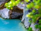 神秘的なミルキーブルーの湯、庭園露天風呂