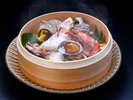 温泉の蒸気で豪快に蒸し上げるおんせん県別府の名物“地獄蒸し”の新鮮魚介