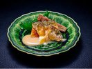 香ばしく焼き上げた一品を、季節のあしらいとともに