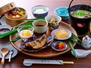 焼き魚・玉子焼き・団子汁を揃えた、岡本屋旅館の和朝食