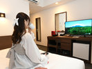 お部屋でくつろぐ女性