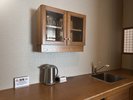 各お部屋に備え付けのポットと耐熱グラスがございます