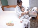 お子様用のアメニティをフロントでお配りしております。