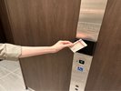 エレーベーターはルームキーをセンサーにかざすとご利用いただけます。