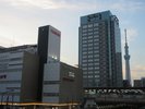 駅前歩道橋から錦糸町駅方面の景色。夕方は昼とはまた違った雰囲気です。