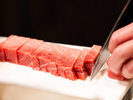 「ザ・ハーバー」ディナービュッフェ:お肉料理なども充実しており、シェフが目の前で焼き上げます。