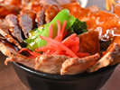 十勝名物「豚丼」香ばしく焼き上げたジューシーな豚肉に、甘辛い特製ダレがしっかりと絡むこだわりの逸品。