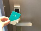 チェックイン時に発行されるカードキーで、エレベータとお部屋の開閉ができます。外出時はご持参ください。