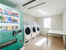 2階に自動販売機と有料のランドリー機がございます。(両替はできません)