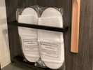 お部屋には使い捨てスリッパのご用意がございます。