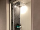 お部屋のバスルームには浴室のご用意がございません。*ユニバーサルツインルームを除く