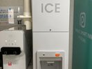 2階に製氷機のご用意がございます。備え付けの紙コップをご利用ください。