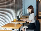 陽ざしが差し込むカウンター席で快適にお仕事が進みます♪