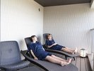 【みかどサウナ(別途有料)】外気浴スペースではインフィニティーチェアに身を委ね、極上のととのいを満喫。