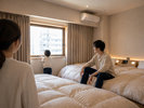 旅の予定を話しながら、客室で過ごすくつろぎのひととき。