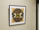 鮮やかな色彩と精緻な意匠が、館内に力強いアクセントを添える一作