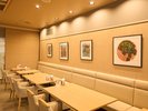 鮮やかな作品が並ぶ壁面が、訪れる人の感性をそっと開き、食事の時間を豊かに整える。