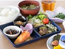 【朝食ブッフェ例】料理上手なお母さんたちが腕を奮う地元食材を使ったお惣菜など、和洋約50種の朝食