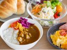 【約50種の朝食ブッフェ例】当館名物の朝カレーにはピクルスやたっぷりのサラダを添えて/5:30〜10:00