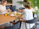 ロビー×カフェラウンジ┃大きな窓から陽光降り注ぐ開放的な空間。カウンター席、テーブル席あわせて50席