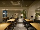 ロビー×カフェラウンジ┃アートや暖炉、柱と梁を繋ぐアーチ。旅のひととき、快適な空間作りを目指しました