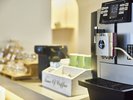 ご宿泊者様に無料ドリンクサービス。挽きたての薫り高いコーヒーをいつでもお楽しみいただけます