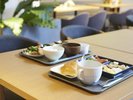 【約50種の朝食ブッフェ例】朝食会場のカフェラウンジはカウンター・テーブル席あわせて50席/5:30〜10:00